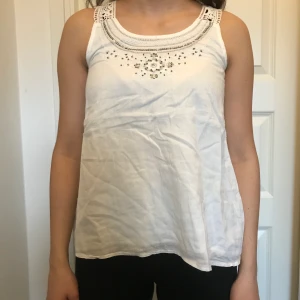 Kappahl  - Jättefin blus ifrån Vintage Storied med många snygga detaljer inför sommaren, storlek S🌸 Köparen betalar för frakten🌸