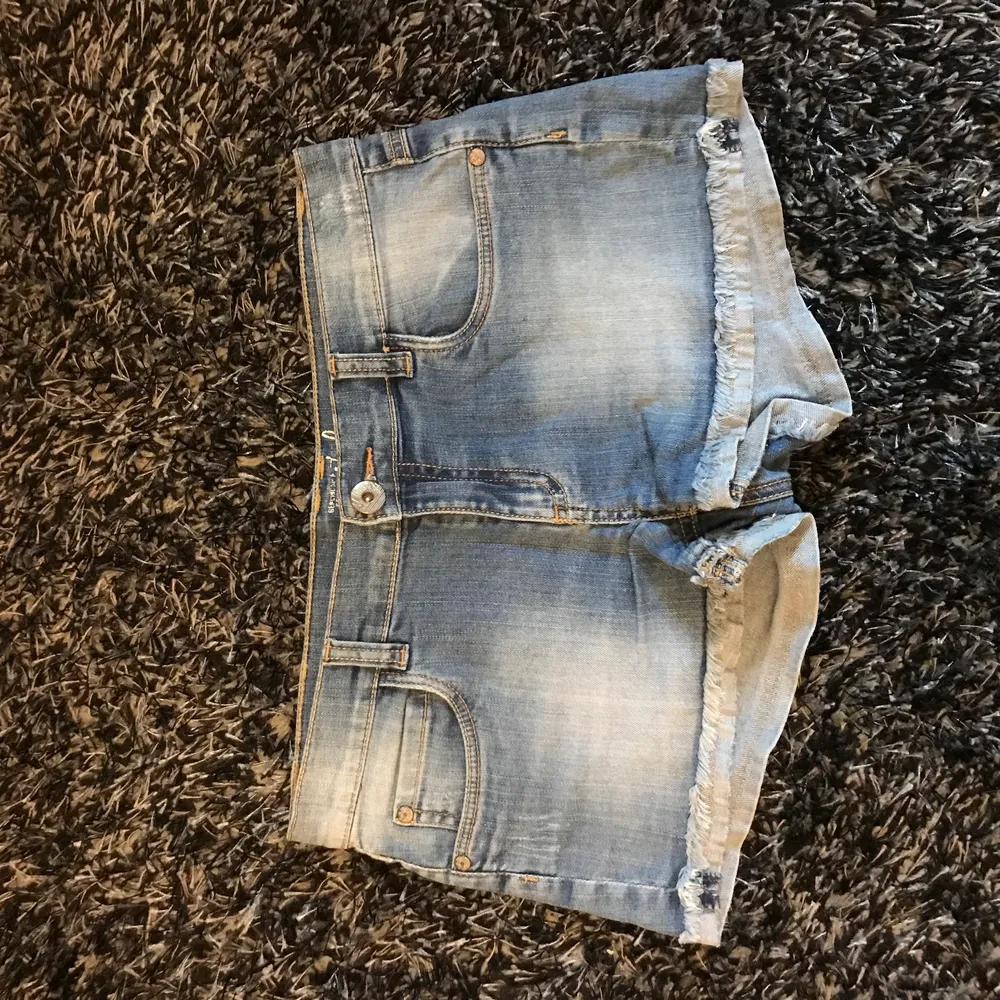 Jättesnygga korta Denim shorts till sommaren, storlek S🌸 Köparen står för frakten🌸. Shorts.