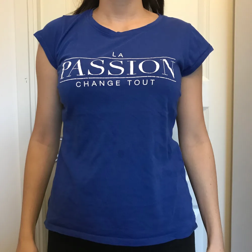 Jättefin blå t-shirt ifrån Amisu, storlek S🌸 Köparen står för frakten🌸. T-shirts.