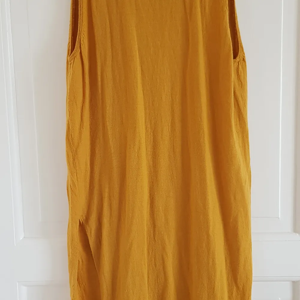 En senapsgul tunnstickad klänning från Acnes höst/vinterkollektion 2011. 100% ull. Mycket bra skick, lite använd. Normal eller lite stor strl. S. . Klänningar.