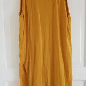 En senapsgul tunnstickad klänning från Acnes höst/vinterkollektion 2011. 100% ull. Mycket bra skick, lite använd. Normal eller lite stor strl. S. 
