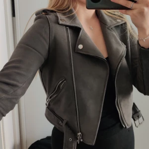 Zara mocka jacka - Super snygg grå mocka jacka från Zara, som jag tyvärr ej får använt längre. Storlek S, i super bra skick:) Kan skickas, köpare står isf för frakt😊
