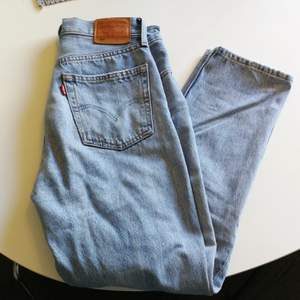 Jättesnygga Levi's 501 jeans i superbra skick. Säljes på grund av att de är förstora. Köparen står för frakten💕