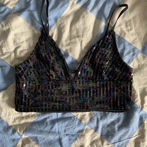 Topp med paljetter  - Aldrig använd, vara testad. Därav är den i nyskick. Frakt inkluderat i priset 