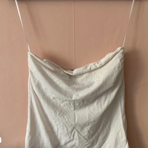 Tubtopp - En vit tubtopp från H&M i storlek M. Toppen har en fläck som man kan se på första och andra bilden, därför säljs den för 25kr