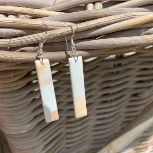 äkta silver örhängen - Örhängen gjorda av polymerlera och 925 sterling silver. Färg formen är olika så skriv om du vill välja själv exakt vilka du vill ha. 99kr