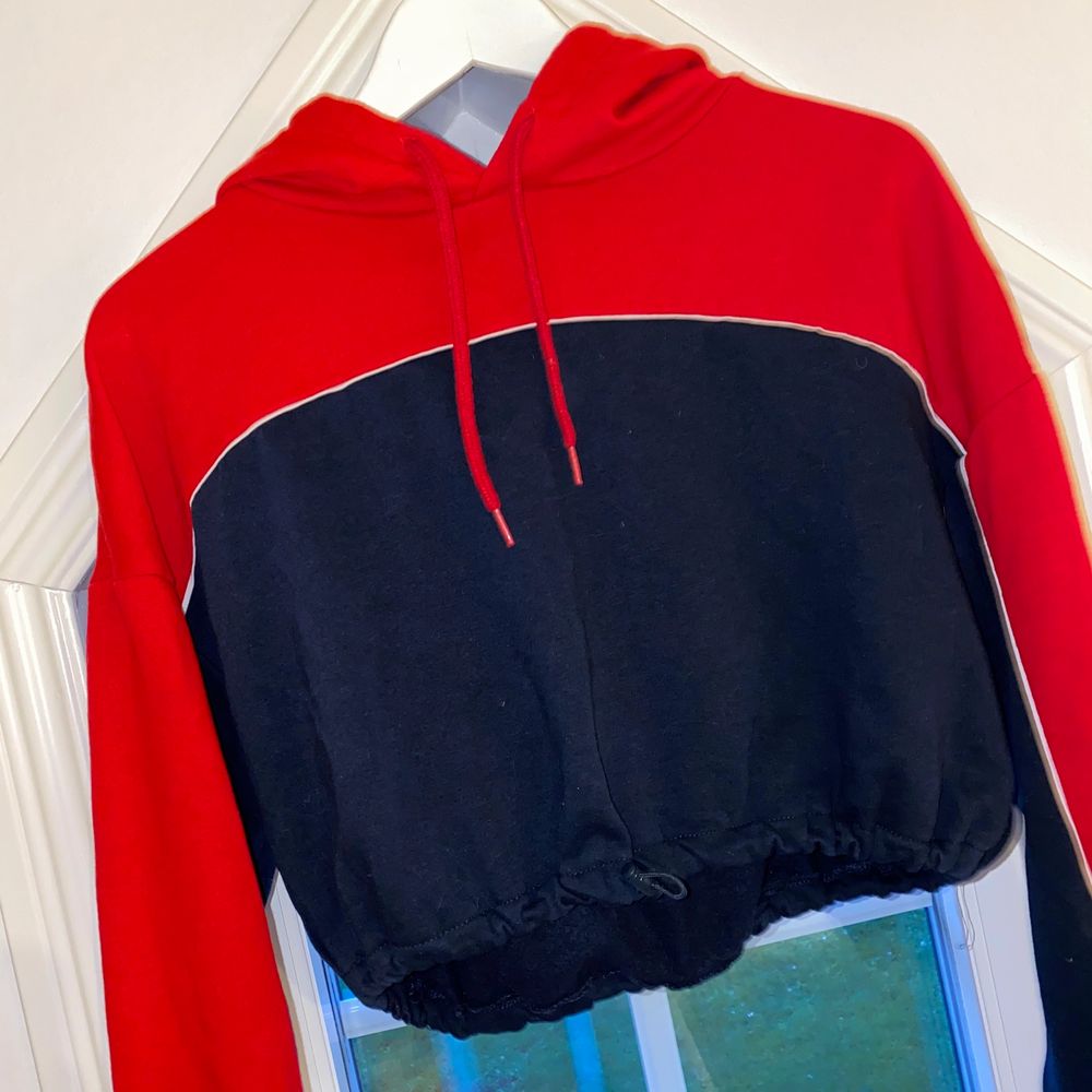 Cool hoodie ifrån H&M. Använda en gång. Tröjor & Koftor.