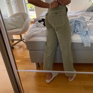 Gröna jeans - Raka jeans i en militärgrön färg! Storlek 36. Köparen står för frakten!