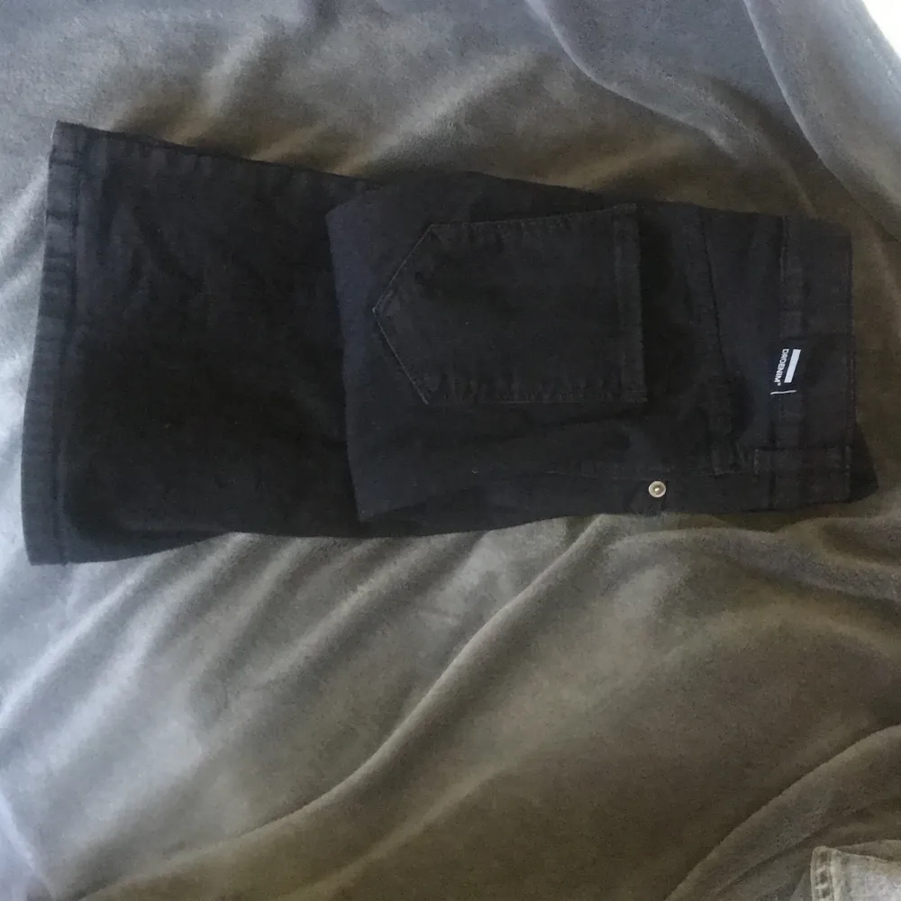 Säljer mina svarta bootcut jeans från dr denim i modellen macy🖤Använda fåtal gånger, jag är 167-168 och längd 32 passar perfekt. Nypris 500kr, jag säljer för 200kr, pris kan diskuteras💕. Jeans & Byxor.