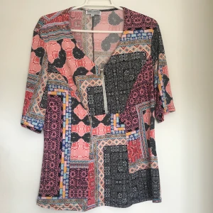 Loose blouse - Romeo & juliette paris. Neck in V shape. 
