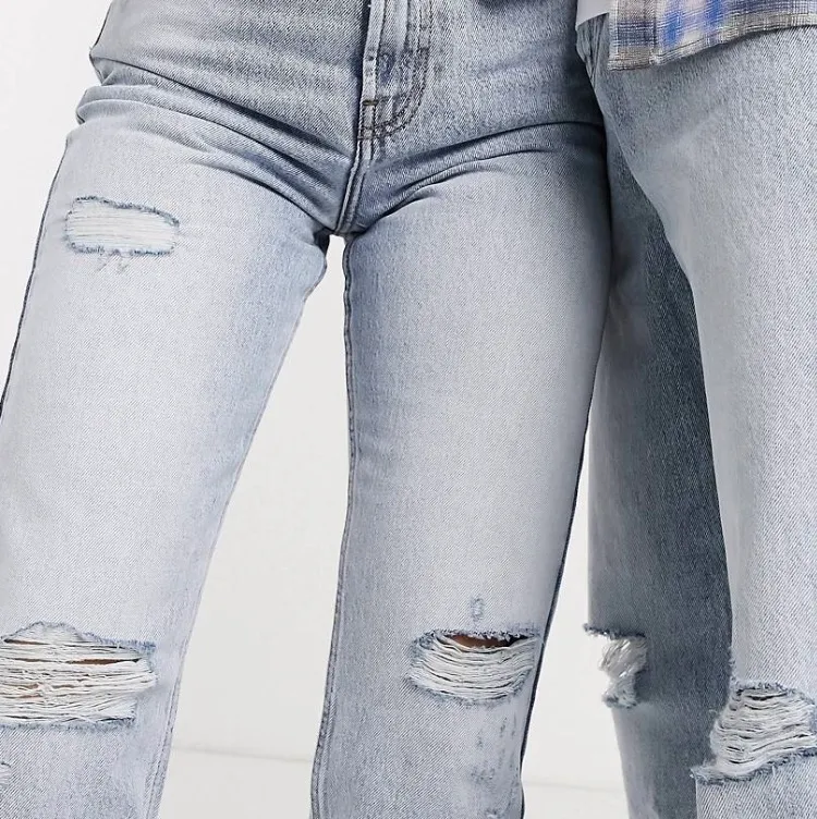Säljer ett par helt oanvända jeans från asos, märket COLLUSION, pga fel storlek och inte orkat skicka tillbaka. Väldigt fin tvätt, med snygga slitningar och snygg modell med raka ben. Skulle säga att jeansen är ganska små i storleken. . Jeans & Byxor.