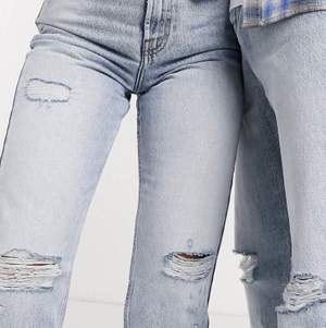 Säljer ett par helt oanvända jeans från asos, märket COLLUSION, pga fel storlek och inte orkat skicka tillbaka. Väldigt fin tvätt, med snygga slitningar och snygg modell med raka ben. Skulle säga att jeansen är ganska små i storleken. 