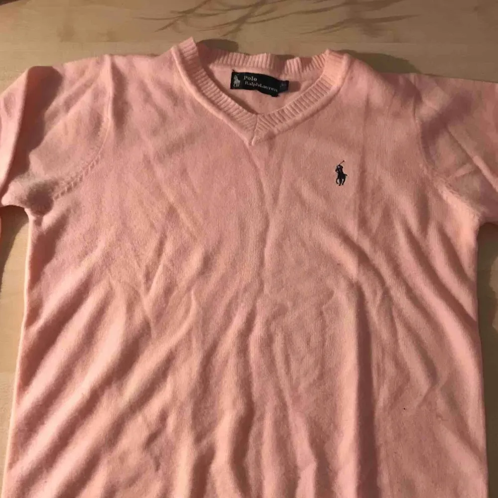 Lånad bild! Säljer denna Ralph lauren tröjan fast i rosa!😄 Köpte den här på Plick☺️ Snygga till ett par svarta jeans. Frakt tillkommer.. Tröjor & Koftor.