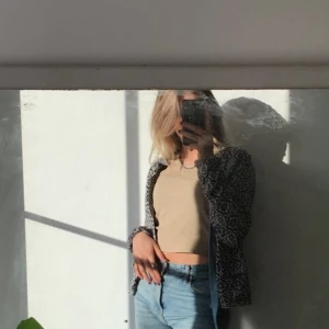 ODD MOLLY TRÖJA! - Jätte snygg blå/vit odd Molly tröja som tyvär inte kommer till användning :/väldigt fint skick och använd högst 3 gånger. skriv för mer frågor, Pris går att diskutera Ny pris runt 1800