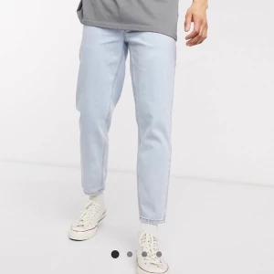 Oanvända Jeans - Helt oanvända jeans från asos egna märke köpta för en vecka sen för 279kr. Skriv för fler bilder☺️