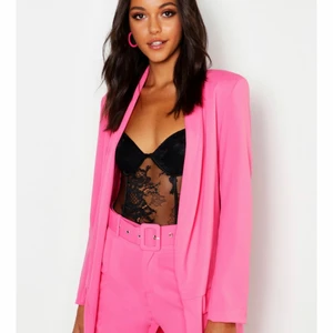 Snygg kavaj i rosa perfekt till sommaren - Supersnygg kavaj. Helt oanvänd, är kvar i påsen och lapp sitter kvar.