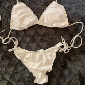 Bikini - Vit bikini från Nelly. Aldrig använd, endast testad men var tyvärr lite för liten för mig. Överdel storlek M och underdel storlek L, men liten i storleken. Skriv för fler bilder! Båda delarna för 100 kr eller en för 75 kr.
