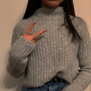 Stickad polo!! - stickad grå tröja från monki, använd ett par gånger, matchar till allt! passar xs också