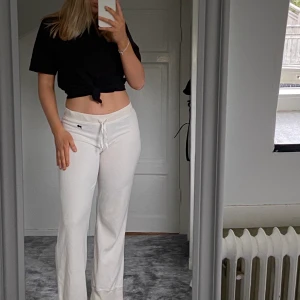 Odd Molly mysbyxor - Lågmidjade odd Molly mysbyxor i bra skick. Krämvit med en blå rosett på höften samt en lila logga på högt upp på rumpan. St 3 vilket motsvara svenska M.  Köpta för 1000 kr säljer för 300kr exklusive frakt. 