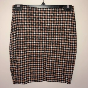 Rutig kjol - Superskön pennkjol från New Yorker. Den är aldrig använd (prislappen har trillat av men bandet sitter kvar) och framhäven figuren snyggt! Köptes för 150 kr, jag säljer för 45 kr. Köparen står för frakt🌸