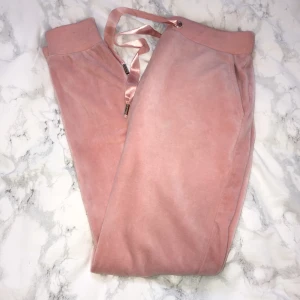 Rosa mjukisbyxor - 💘💘 Rosa suuuper mjuka mjukisbyxor. Dom är i fint skick! Man ser vad det är för material i bild 2. Dom passar både XS och S. Köparen står för frakten <3