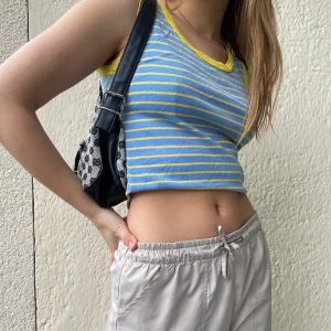 Svea topp i 2000-tals stil - Så snygg topp från Svea med 2000-tals Vibes. Mycket fint skick och så snygg till lågmidjade jeans!!! Frakt på 42 annars möts vi på söder 🍄