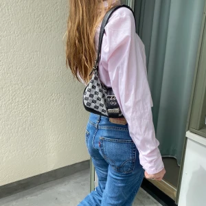 Avklippta skjorta - Supersnygg avklippt skjorta köpt second hand. Perfekt till sommaren🌸 Kan mötas på söder, annars står köparen för frakt på 42kr🥀