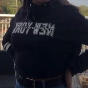 New york Hoodie - En Croppad New york hoodie.Frakt tillkommer.