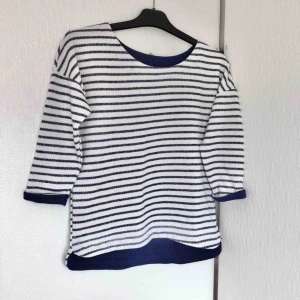  - Jättefin randig tröja i skönt material! Använd men i fint skick! Tror det är en S men den passar nog även en M då den är luftig. Frakt tillkommer om den ska skickas!