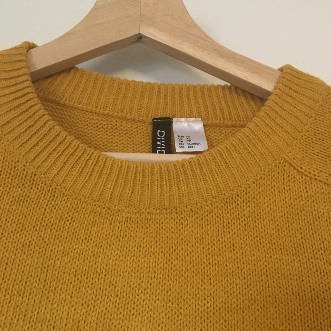 Gul stickad tröja från H&M - 90