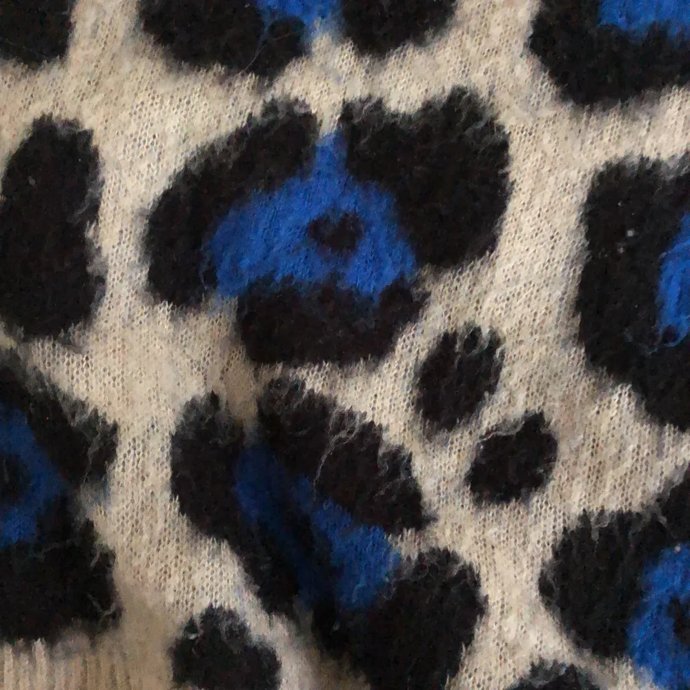 Säljer min älskade leopard tröja från Ginatricot. Passar verkligen alla mellan XS-S. Möts i Stockholm eller så fraktas den, men betalas av personen. ❤️. Stickat.