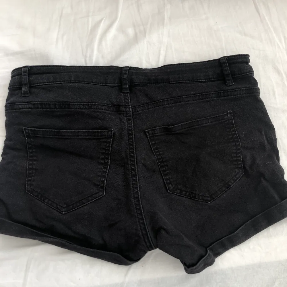 Svarta shorts i storlek 36. Finns i Lund, köparen står för frakt om dom ska skickas. Shorts.