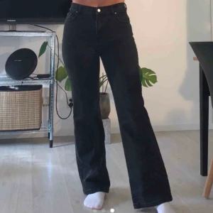 Wide leg - Skitsnygga Vida byxor storlek 40! För stora på mig tyvärr. Bilden är tagen av tjejen jag köpte av. Pris kan diskuteras!