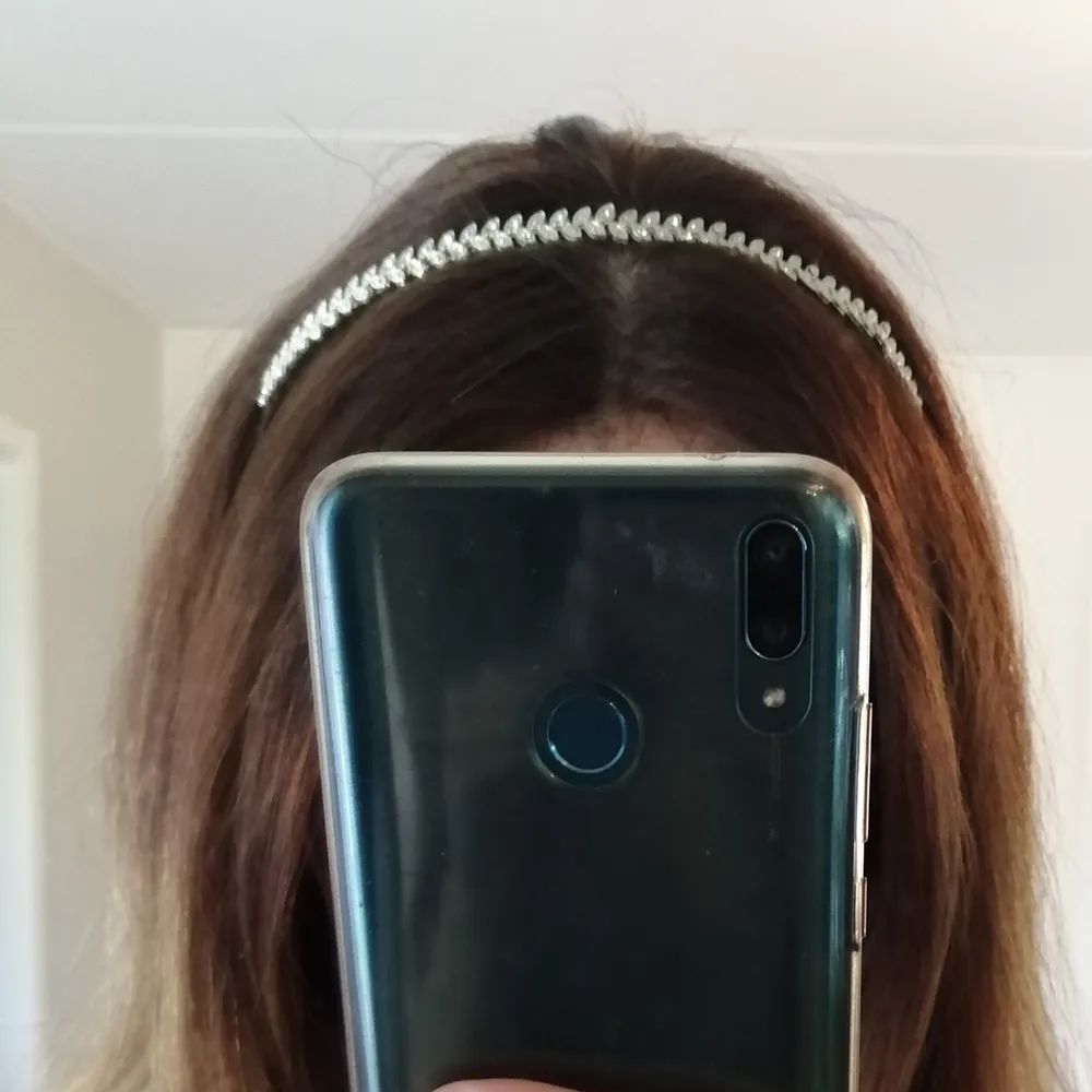 Diadem med strass, använd endast engång på fest. Inköpt för 155kr från Glitter ✨❤️. Accessoarer.