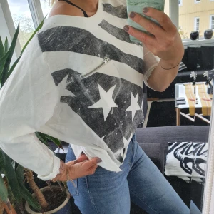 Blus/tröja  - Knappt använd blus/tröja från carlings. Väldigt snygg men aningen seethrough rygg med lager på lager stil!