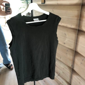 Linne - Snyggt mörkgrönt Linne/ ”väst” köpt på second hand. Köparen står för frakt☺️