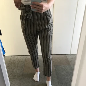 Randiga byxor från NoaNoa - Randiga byxor med knyte i midjan! Endast använda ett fåtal gånger så de är i mycket bra skick! 