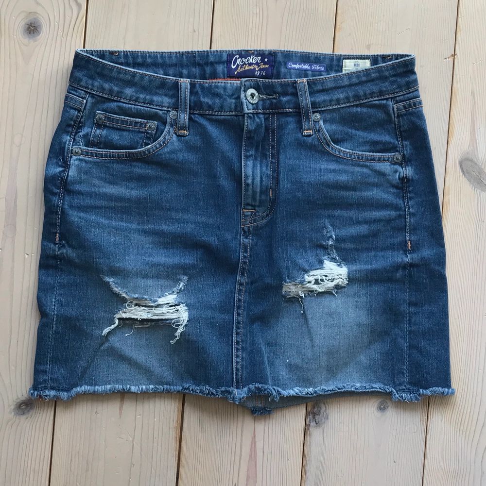En tajt, strechig jeanskjol i en mörkare tvätt med slitningar! Endast använda ett fåtal gånger så i bra skick. Finns inte att köpa i butik längre. Passar även för S, men är i XS. . Kjolar.