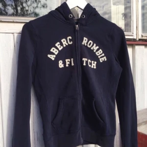  - Svart munktröja från Abercrombie i strl S :-) 