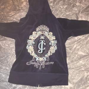 Marinblå juicy couture hoodie passar både XS och S, fake, bra kvalité, köpt för ca 700kr, finns även tillhörande byxor för samma pris 