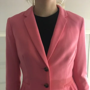  - Rosa kavaj med brunaktiga knappar använd endast en gång, jättefint skick inga fläckar och väldigt bekväm, swish går bra köpare står för frakt