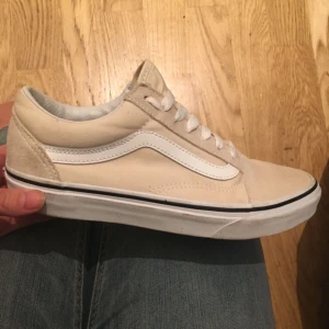  - Oanvända Vans old school i beige/vit. 