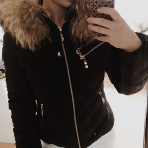  - Äkta päls! Färg: svart med gulddetaljer på kedjor. STORLEK 34. Köpte denna jacka i Stockholm för 1 och ett halvt år sedan. Använt en halv vinter, därför är den i så pass fint skick.  Priset kan ändras beroende på erbjudande.
