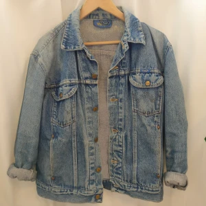  - Jeansjacka ifrån Wrangler. ✨ Kan användas som oversized på en small, eller en tightare på en large. Går även att användas av allt däremellan! 