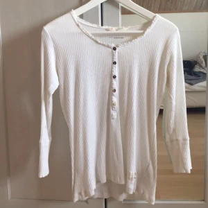  - Vit långärmad Odd Molly tröja i storleken 1(S), använd 2-3 gånger, säljes pga ej min stil, inköpt för 700kr, Kan gå ner i pris vid snabb affär!