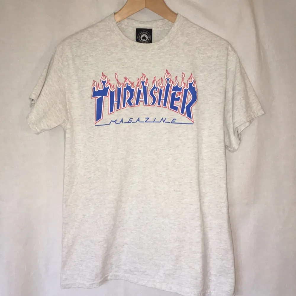 Snygg ljust grå knappt använd Thrasher t-shirt med blå röd och vit logga! . T-shirts.