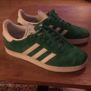 Gröna supersnygga Adidas Gazelle, strl 38. Toppskick pga endast använda ett fåtal gånger.  Fraktkostnad tillkommer, ca 75kr, annars avhämtning på Södermalm.  