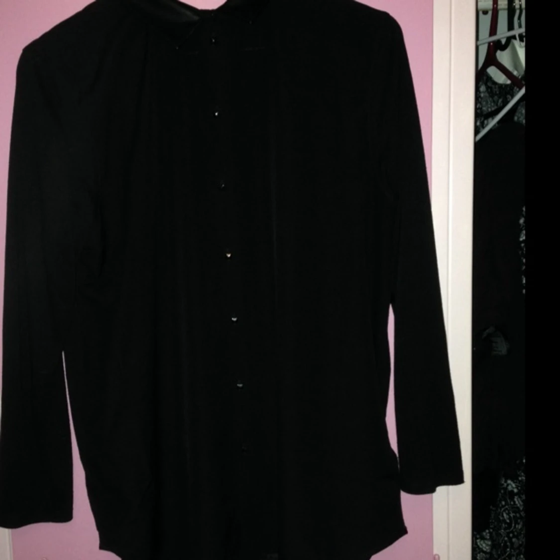 Svart skjorta med krage i skinnimitation och nitar till knappar. Snygg och skön från HM - 1384367660