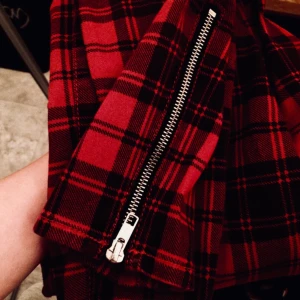  - Snygga röd-svart-rutiga byxor i storlek S från Mango. De har snygga dragkedjsfickor framtill och även dragkedjor i byxbenskanterna. Säljer på grund av att de blivit för korta för mig. Köparen betalar för ev. frakt.