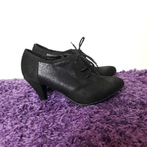  - Svart mocka boots klackar